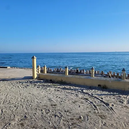Maison Atypique Face A La Mer, Les Pieds Dans L'eau Urville-Nacqueville