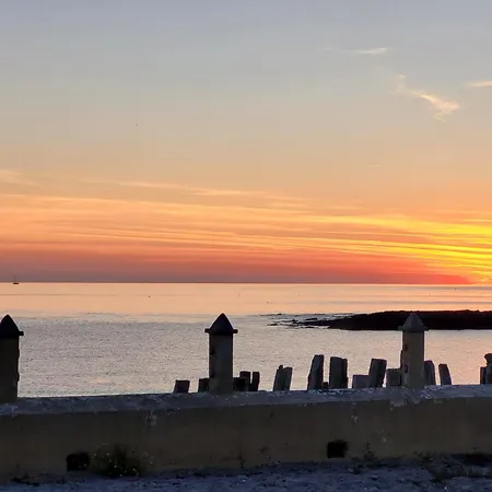 Dom wakacyjny Maison Atypique Face A La Mer, Les Pieds Dans L'eau