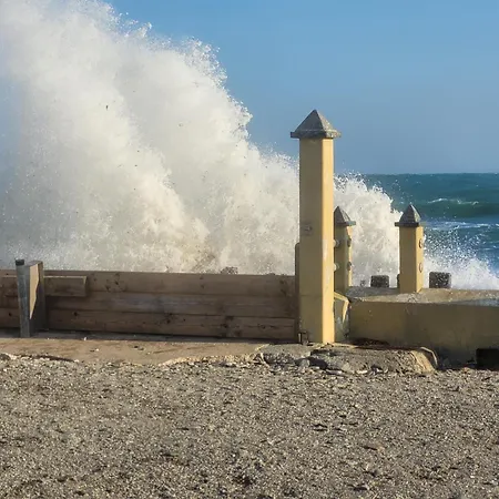 Maison Atypique Face A La Mer, Les Pieds Dans L'eau