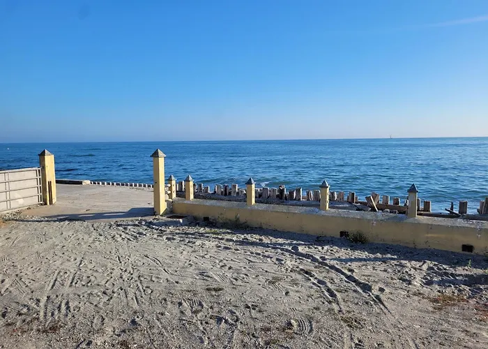 Maison Atypique Face A La Mer, Les Pieds Dans L'eau Urville-Nacqueville