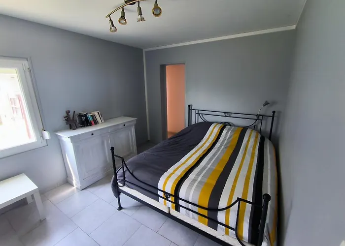 Maison Atypique Face A La Mer, Les Pieds Dans L'eau Urville-Nacqueville