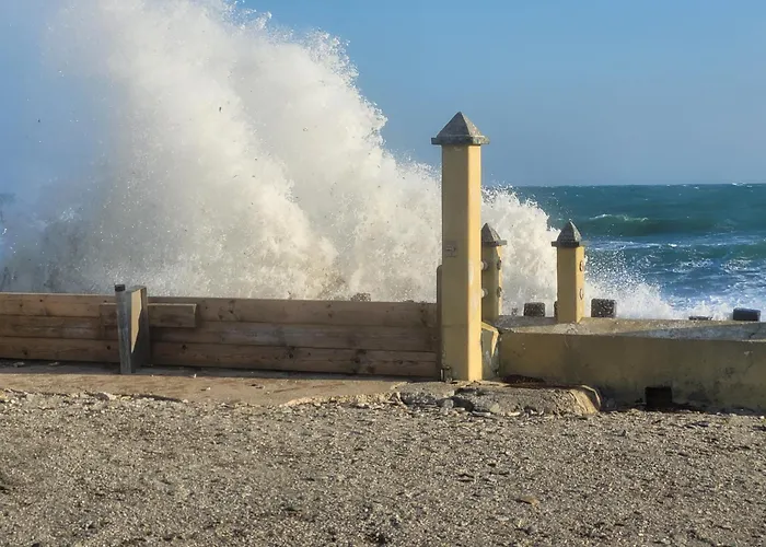 Maison Atypique Face A La Mer, Les Pieds Dans L'eau