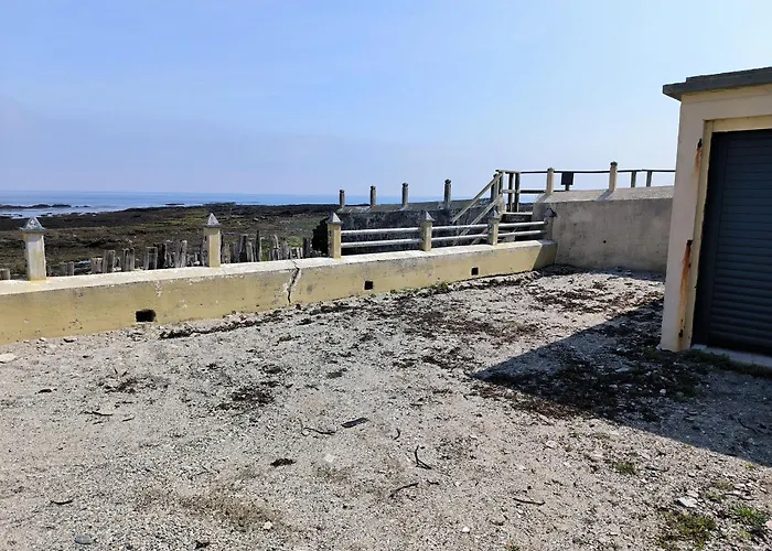Maison Atypique Face A La Mer, Les Pieds Dans L'eau